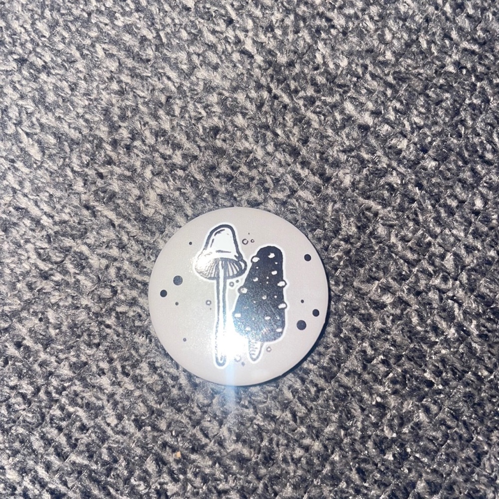 🍄 Mushroom Pin button grey cute new